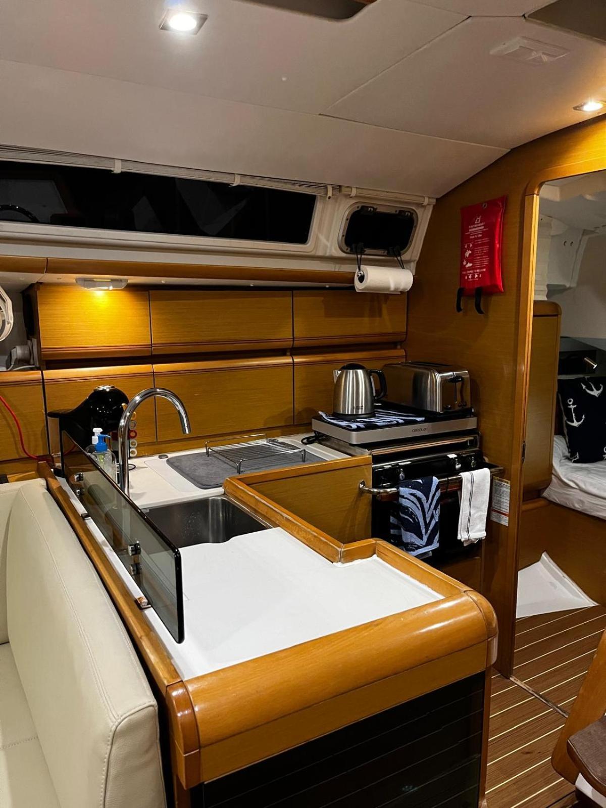 Hotel Sleep Aboard A Modern Sailboat In Oeiras Exteriér fotografie
