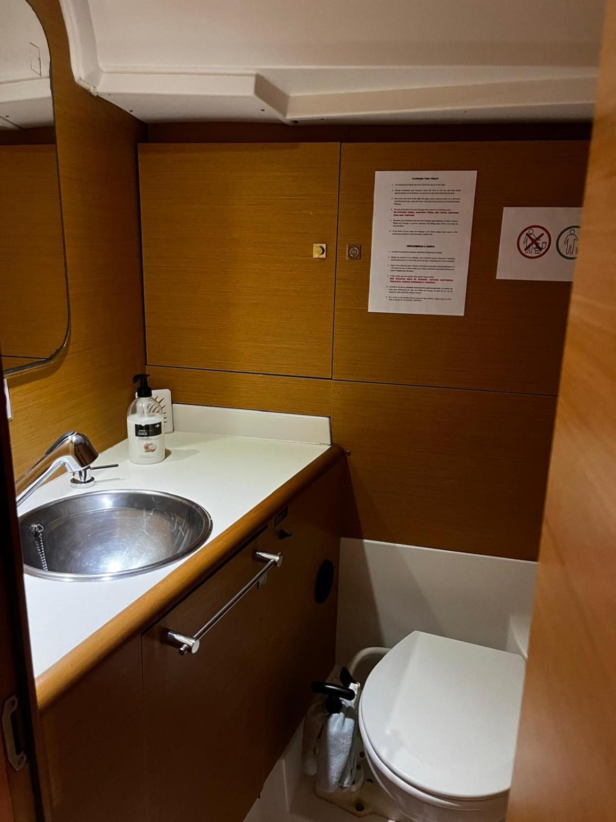 Hotel Sleep Aboard A Modern Sailboat In Oeiras Exteriér fotografie