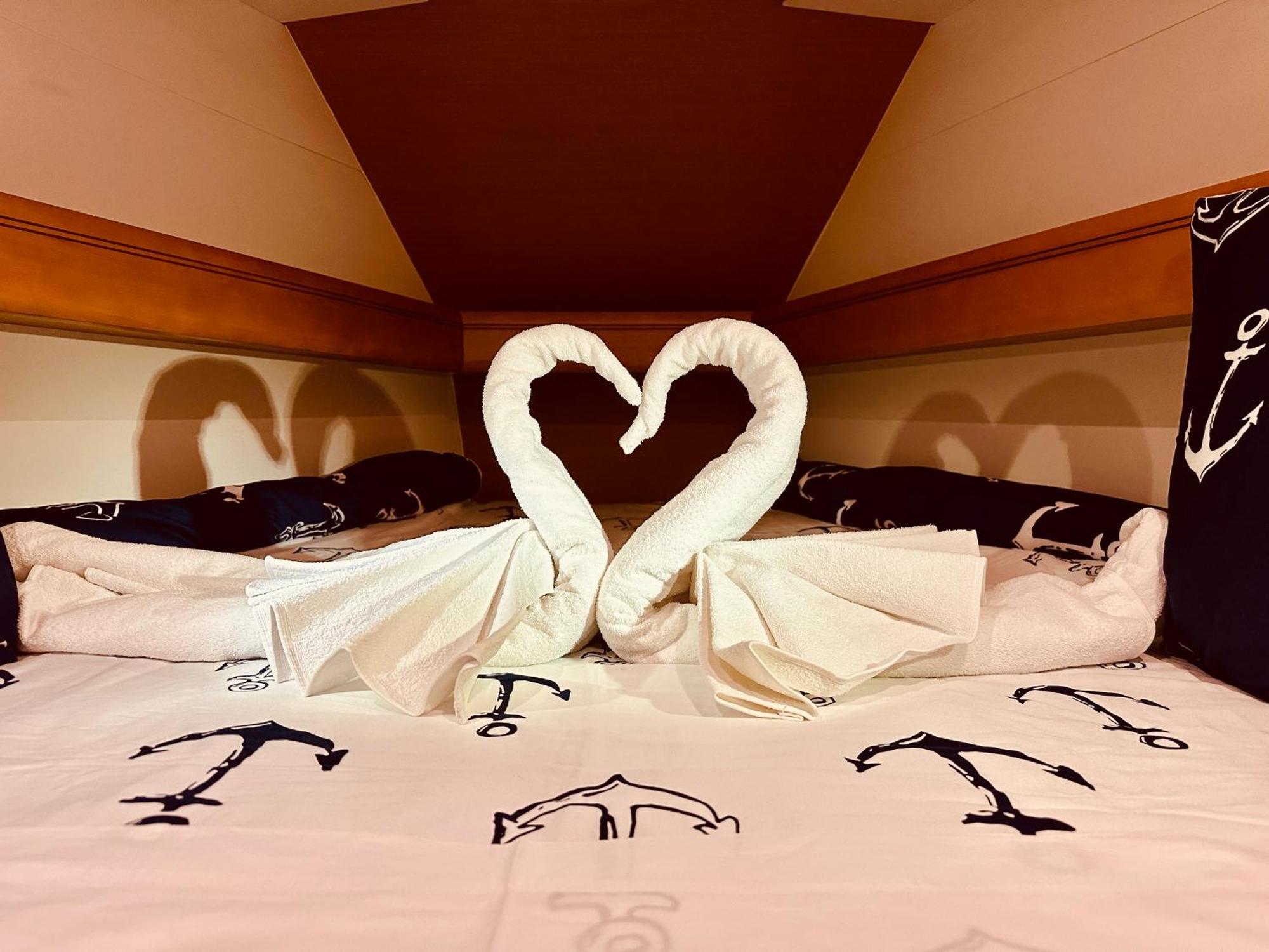 Hotel Sleep Aboard A Modern Sailboat In Oeiras Exteriér fotografie
