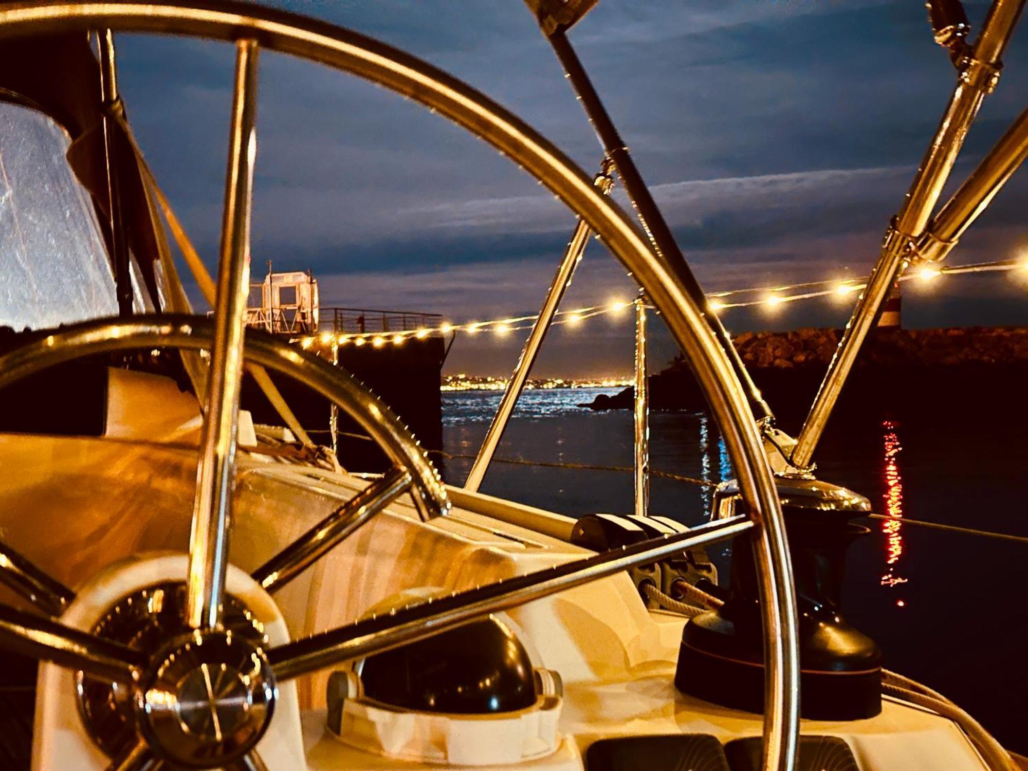 Hotel Sleep Aboard A Modern Sailboat In Oeiras Exteriér fotografie